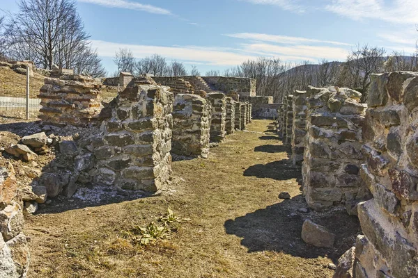 Ruïnes van het oude Romeinse fort De Trajanpoort, Bulgarije — Stockfoto