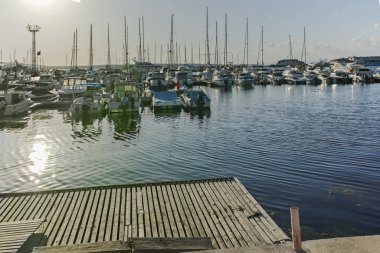 Bulgaristan 'ın Sozopol kentinin sahil caddesinde gün batımı