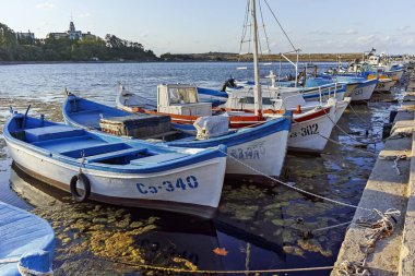Bulgaristan 'ın Sozopol kentinin sahil caddesinde gün batımı