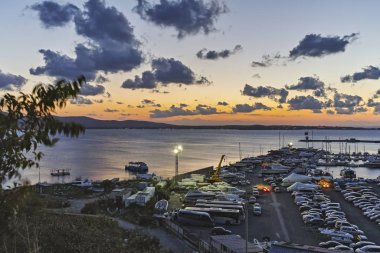 Bulgaristan 'ın Sozopol kentinin sahil caddesinde gün batımı
