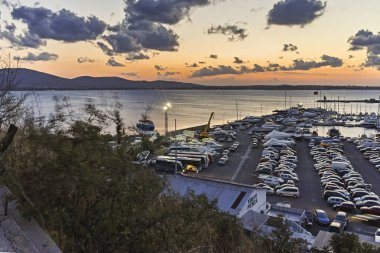 Bulgaristan 'ın Sozopol kentinin sahil caddesinde gün batımı