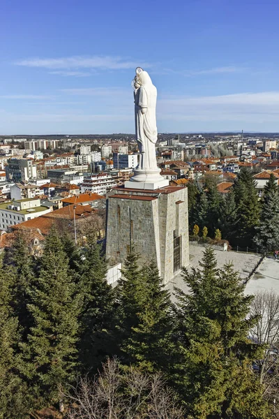 Haskovo, Bul 'daki dünyanın en büyük Bakire Meryem Anıtı.