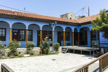 Kavala şehrinin eski kentinde tipik sokak ve evler, Yunanistan