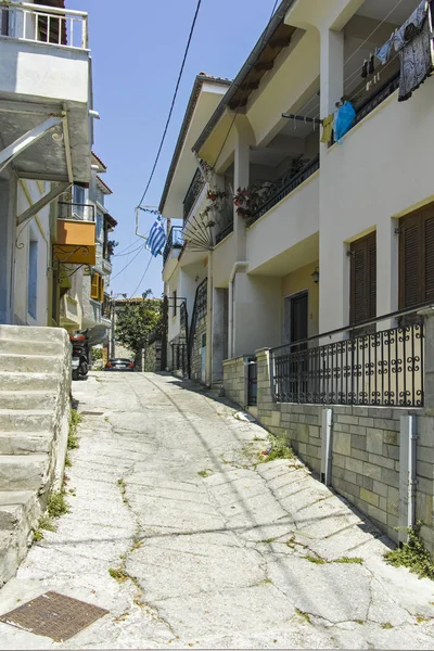 Típica calle y casas en el casco antiguo de la ciudad de Kavala, Grecia — Foto de Stock