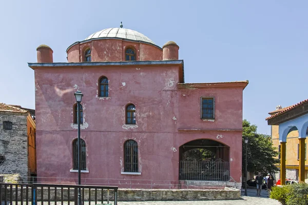 Mezquita Halil Bey en el casco antiguo de la ciudad de Kavala, Grecia —  Fotos de Stock