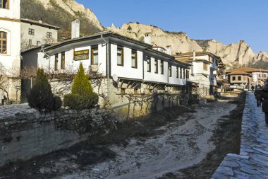 Bulgaristan 'ın tarihi Melnik kentinde sokak ve eski evler