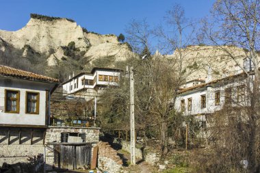 Bulgaristan 'ın tarihi Melnik kentinde sokak ve eski evler
