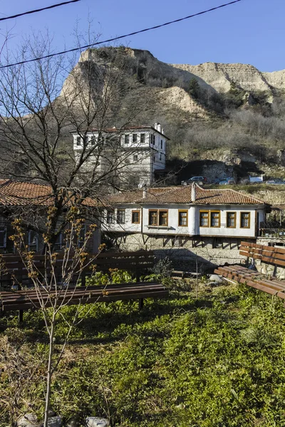 Straße und alte Häuser in der historischen Stadt Melnik, Bulgarien — Stockfoto