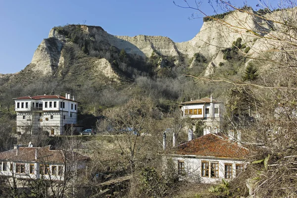 ブルガリアのメルニクの歴史的な町にある通りと古い家 — ストック写真