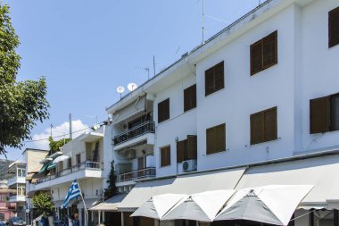 Kavala şehrinin eski kentinde tipik sokak ve evler, Yunanistan