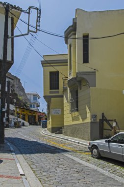 Kavala şehrinin eski kentinde tipik sokak ve evler, Yunanistan