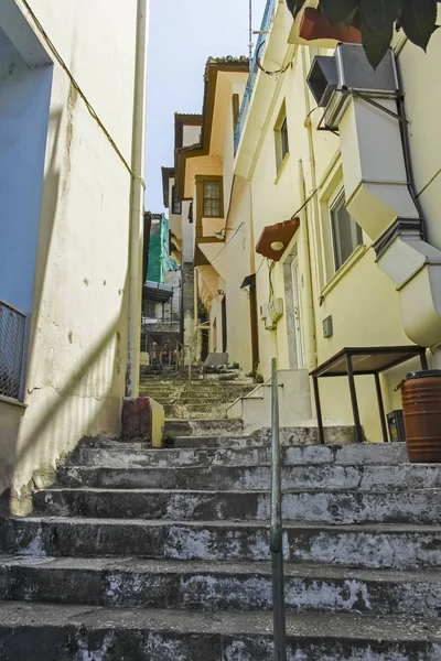 ギリシャ、カヴァラ市の旧市街の典型的な通りと家 — ストック写真
