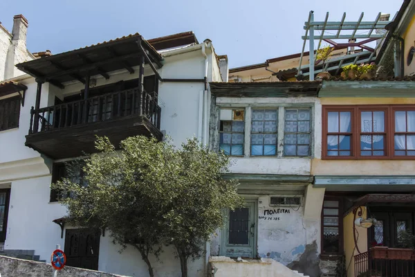 Типові вуличні будинки в Старому місті Кавала, Греція — стокове фото