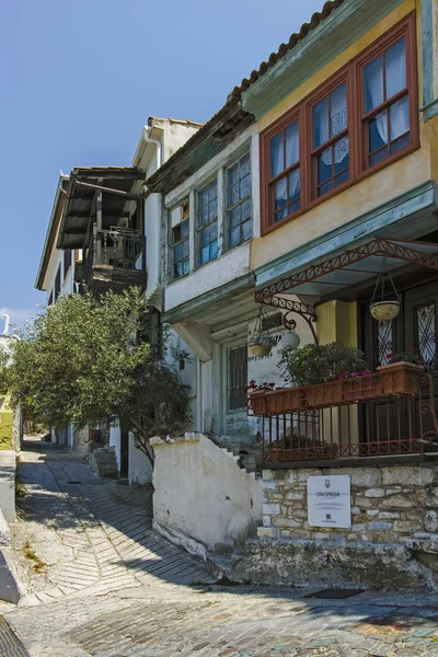 ギリシャ、カヴァラ市の旧市街の典型的な通りと家 — ストック写真