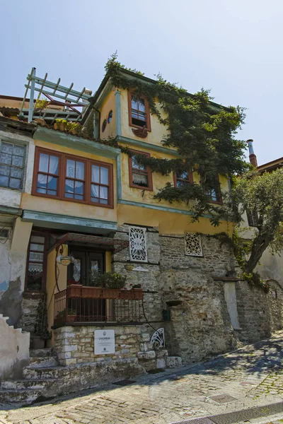 Típica calle y casas en el casco antiguo de la ciudad de Kavala, Grecia — Foto de Stock