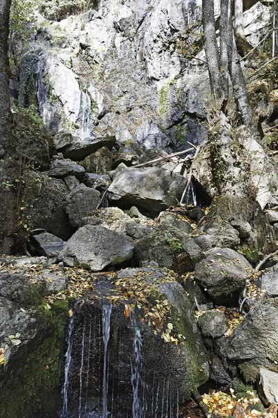 Samodivsko praskalo vodopád, Rodopské hory, Bulharsko — Stock fotografie