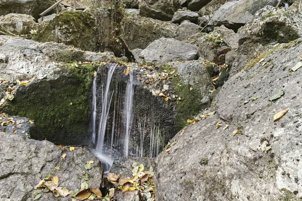 Samodivsko praskalo vodopád, Rodopské hory, Bulharsko — Stock fotografie