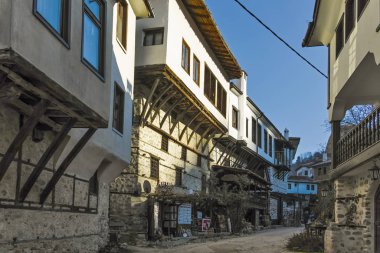 Bulgaristan 'ın tarihi Melnik kentinde sokak ve eski evler