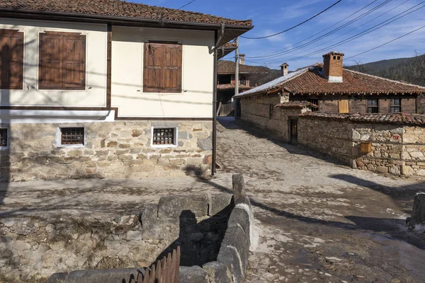 Casas antigas na cidade histórica de Koprivshtitsa, Bulgária — Fotografia de Stock