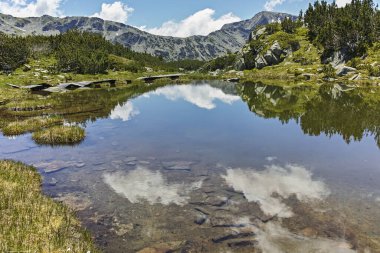 The Fish Lakes, Rila Dağı, Bulgaristan yakınlarındaki küçük göllü yaz manzarası