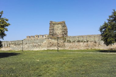 SMEDEREVO, SERBIA - 12 Ağustos 2019: Sırbistan 'ın Smederevo kentindeki Tuna Nehri kıyısındaki Smederevo Kalesi kalıntıları