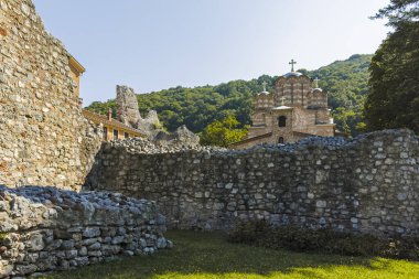 RAVANICA Manastırı, SERBIA - 11 Ağustos 2019: Ortaçağ Ravanica İsa, Sumadija ve Batı Sırbistan Yükseliş Manastırı