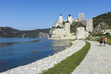 GOLUBAC, SERBIA - 11 Ağustos 2019: Golubac Kalesi - Sırbistan 'ın Tuna Nehri' nin güney tarafındaki ortaçağ güçlendirilmiş kasaba