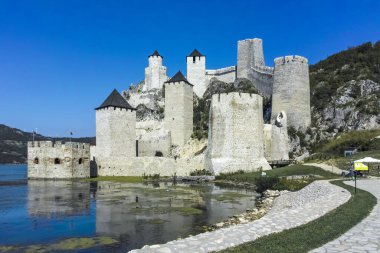 GOLUBAC, SERBIA - 11 Ağustos 2019: Golubac Kalesi - Sırbistan 'ın Tuna Nehri' nin güney tarafındaki ortaçağ güçlendirilmiş kasaba