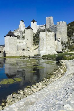 GOLUBAC, SERBIA - 11 Ağustos 2019: Golubac Kalesi - Sırbistan 'ın Tuna Nehri' nin güney tarafındaki ortaçağ güçlendirilmiş kasaba