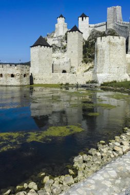 GOLUBAC, SERBIA - 11 Ağustos 2019: Golubac Kalesi - Sırbistan 'ın Tuna Nehri' nin güney tarafındaki ortaçağ güçlendirilmiş kasaba