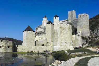 GOLUBAC, SERBIA - 11 Ağustos 2019: Golubac Kalesi - Sırbistan 'ın Tuna Nehri' nin güney tarafındaki ortaçağ güçlendirilmiş kasaba