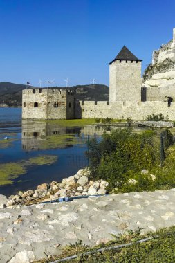 GOLUBAC, SERBIA - 11 Ağustos 2019: Golubac Kalesi - Sırbistan 'ın Tuna Nehri' nin güney tarafındaki ortaçağ güçlendirilmiş kasaba
