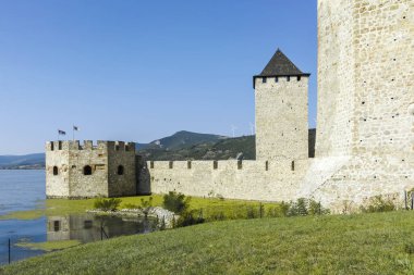 GOLUBAC, SERBIA - 11 Ağustos 2019: Golubac Kalesi - Sırbistan 'ın Tuna Nehri' nin güney tarafındaki ortaçağ güçlendirilmiş kasaba