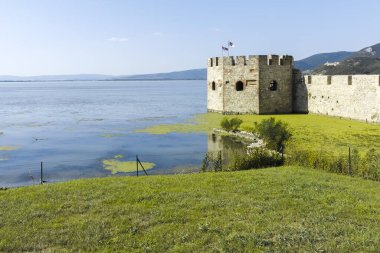 GOLUBAC, SERBIA - 11 Ağustos 2019: Golubac Kalesi - Sırbistan 'ın Tuna Nehri' nin güney tarafındaki ortaçağ güçlendirilmiş kasaba