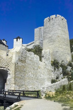 GOLUBAC, SERBIA - 11 Ağustos 2019: Golubac Kalesi - Sırbistan 'ın Tuna Nehri' nin güney tarafındaki ortaçağ güçlendirilmiş kasaba