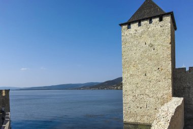 GOLUBAC, SERBIA - 11 Ağustos 2019: Golubac Kalesi - Sırbistan 'ın Tuna Nehri' nin güney tarafındaki ortaçağ güçlendirilmiş kasaba