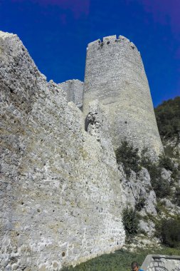 GOLUBAC, SERBIA - 11 Ağustos 2019: Golubac Kalesi - Sırbistan 'ın Tuna Nehri' nin güney tarafındaki ortaçağ güçlendirilmiş kasaba