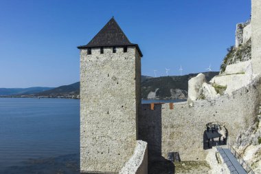 GOLUBAC, SERBIA - 11 Ağustos 2019: Golubac Kalesi - Sırbistan 'ın Tuna Nehri' nin güney tarafındaki ortaçağ güçlendirilmiş kasaba