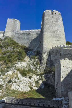 GOLUBAC, SERBIA - 11 Ağustos 2019: Golubac Kalesi - Sırbistan 'ın Tuna Nehri' nin güney tarafındaki ortaçağ güçlendirilmiş kasaba