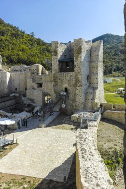 GOLUBAC, SERBIA - 11 Ağustos 2019: Golubac Kalesi - Sırbistan 'ın Tuna Nehri' nin güney tarafındaki ortaçağ güçlendirilmiş kasaba