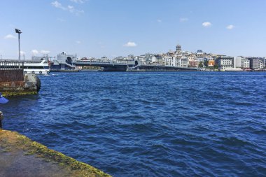 İSTANBUL, TURKEY - 26 Temmuz 2019: İstanbul, Türkiye 'de Altın Boynuz' un inanılmaz manzarası