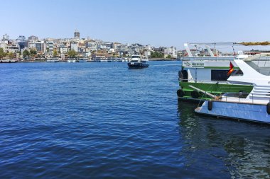 İSTANBUL, TURKEY - 26 Temmuz 2019: İstanbul, Türkiye 'de Altın Boynuz' un inanılmaz manzarası
