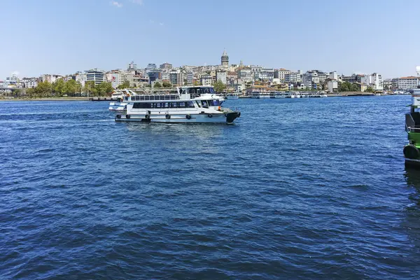 İSTANBUL, TURKEY - 26 Temmuz 2019: İstanbul, Türkiye 'de Altın Boynuz' un inanılmaz manzarası