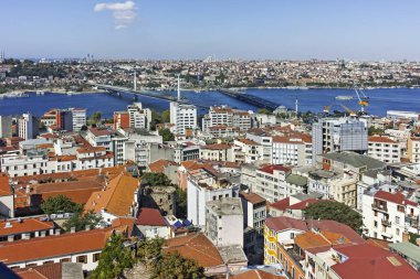İSTANBUL, TURKEY - 27 Temmuz 2019: Galata Kulesi 'nden İstanbul, Türkiye' ye panoramik manzara