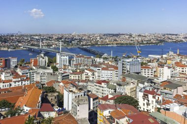 İSTANBUL, TURKEY - 27 Temmuz 2019: Galata Kulesi 'nden İstanbul, Türkiye' ye panoramik manzara