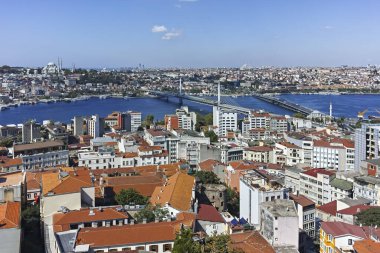 İSTANBUL, TURKEY - 27 Temmuz 2019: Galata Kulesi 'nden İstanbul, Türkiye' ye panoramik manzara