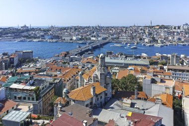 İSTANBUL, TURKEY - 27 Temmuz 2019: Galata Kulesi 'nden İstanbul, Türkiye' ye panoramik manzara