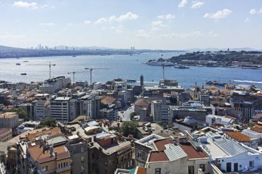 İSTANBUL, TURKEY - 27 Temmuz 2019: Galata Kulesi 'nden İstanbul, Türkiye' ye panoramik manzara