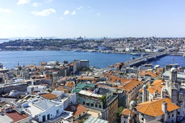 İSTANBUL, TURKEY - 27 Temmuz 2019: Galata Kulesi 'nden İstanbul, Türkiye' ye panoramik manzara