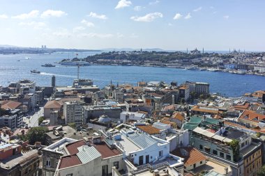 İSTANBUL, TURKEY - 27 Temmuz 2019: Galata Kulesi 'nden İstanbul, Türkiye' ye panoramik manzara